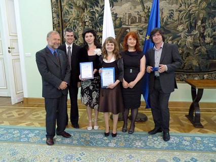 Finał konkursu Kancelarii Prezydenta RP dla dziennikarzy "Blaski i cienie demokracji lokalnej". Od lewej stoją: Minister Jacek Michałowsk, redaktor naczelny ST Maciej Puławski, Aleksandra Puławska, wyróżniona w konkursie Monika Kur, pani Barbara Stasiak oraz zasiadający w jury Krzysztof Skowroński 