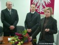 Odwołana ze stanowiska skarbnika gminy pani Bogusława Toma, nie kryjąc emocji, podziękowała wszystkim tłuszczańskim samorządowcom i urzędnikom za wieloletnią współpracę. (fot. AP)