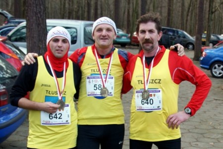 Zawodnicy TKS Bóbr Tłuszcz po Biegu Sylwestrowym w Łodzi. Od lewej: Kamil Gajewski, Leszek Rosa, Grzegorz Laskowski 