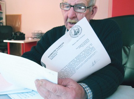 Pan Zbigniew Szymaniak uważnie śledzi działalność tłuszczańskiego samorządu