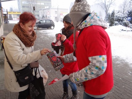 13 stycznia na ulicach naszej gminy kwestowało 29 wolontariuszy i wolontariuszek z tłuszczańskiego sztabu. Można ich było rozpoznać po charakterystycznych, czerwonych koszulkach (fot. Sławomir Sikorski)