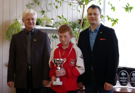 Prezes koła Wacław Tlaga i burmistrz Paweł Bednarczyk z Piotrem Sasinem, który zajął najlepsze miejsce z reprezentacji Polski podczas Spławikowych Mistrzostw Świata w Radece na Słowenii (fot. MP)