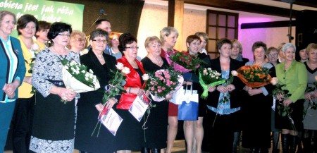 Wspólne zdjęcie nominowanych i nagrodzonych pań w plebiscycie Róża Burmistrza Tłuszcza 2013 (fot. Aleksandra Ratajczyk)