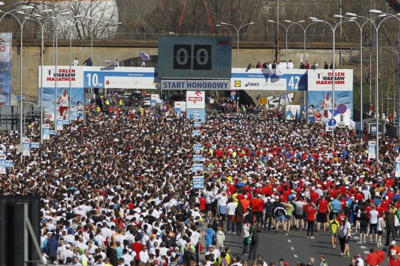 „Orlen Warsaw Marathon” przyciągnął rekordową ilość biegaczy. Na starcie stawiło się prawie 12 000 osób (fot. Sebastian Wolny / LIVE)