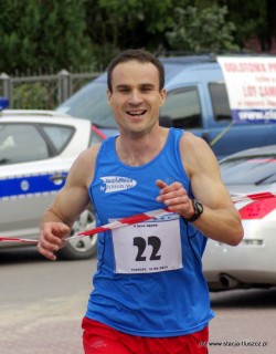 Artur Jabłoński z Warszawy jako pierwszy ukończył dystans 8888 m z czasem 27 minut i 56 sekund. Z reprezentantów Tłuszcza pierwszy na mecie był Janusz Marczak z czasem 35.02 co dało mu 8 miejsce w kategorii Open (fot. M. Puławski)
