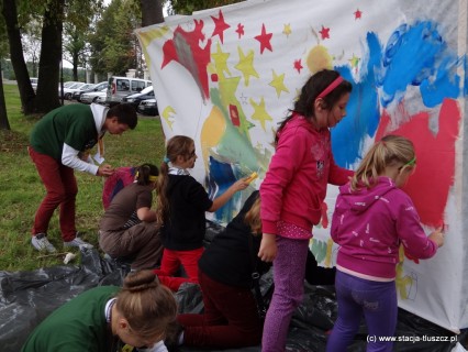 Wspólne malowanie portretu Norwida to nowość. Choć organizatorzy zadbali o przygotowanie szkicu, to inwencja twórcza artystów zwyciężyła, fot. S. Sikorski