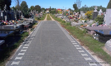 Chodnik z kostki na cmentarzu