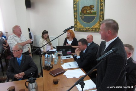Spór, który wynikł między panem Andrzejem Doboszem a przewodniczącym rady Krzysztofem Gajcym zakończył się ogłoszeniem przerwy w obradach rady (fot. M. Puławski)