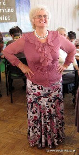 Jadwiga Boguszewska z Klubu Seniora „Uśmiech Jesieni” prezentuje nową kreację. W takich od nowego sezonu będzie występował zespół śpiewaczy