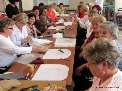 Warsztaty haftu cieszą się bardzo dużym zainteresowaniem. Projekt okazał się strzałem w dziesiątkę