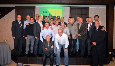 Uroczysta gala była okazją do podziękowań, podsumowań i uhonorowania osób najbardziej zasłużonych dla klubu. Na zdjęciu zawodnicy, trenerzy i działacze (fot. CKSiR)