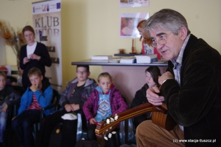 – Uważam, że uczestnicy zrobili ogromny postęp, w porównaniu do zeszłego roku. Usprawniła się forma i kompozycja wypowiedzi, również strona techniczna – czyli operowanie głosem, mową. Widzę, że młodzież podchwyciła ten pomysł, zaś konkretna praca spowodowała wymierne efekty. Poziom jest bardzo dobry – przyznał nie kryjąc uznania aktor Stanisław Górka