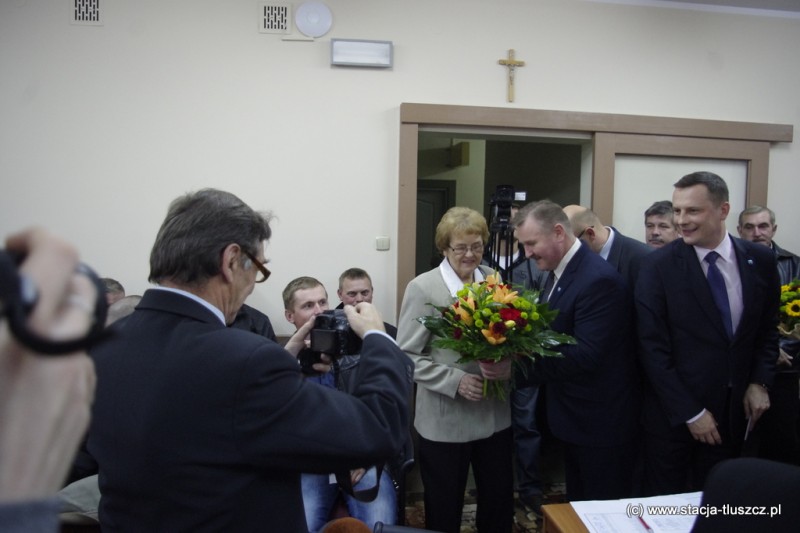 Podczas sesji burmistrz Paweł Bednarczyk i przewodniczący rady Krzysztof Gajcy uroczyście podziękowali państwu Apolonii i Tadeuszowi Sasinom oraz radnemu Stefanowi Mikiciukowi za ich społeczną pracę, wkład w rozwój kultury w naszej społeczności i promowanie gminy, fot. MP