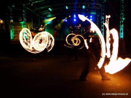 Imprezę zakończył pokaz tańca z ogniem wykonany przez Szkołę Sztuk Walki i Samoobrony „Kobra” do muzyki granej przez zespół Vecordia (fot. S. Sikorski)