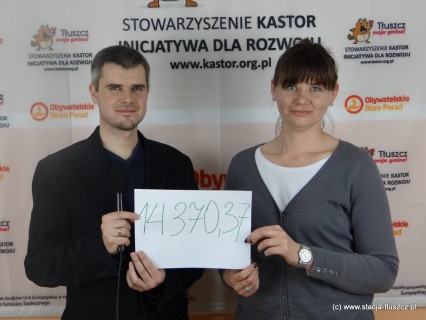 – Mimo niesprzyjającej pogody i mniejszej liczby wolontariuszy, którzy nie mogli kwestować z powodu choroby, zebraliśmy niecałe 700 zł mniej niż w zeszłym roku. To pokazuje, że nasza społeczność chce pomagać innym – podsumowała szefowa sztabu Agnieszka Zaremba (na zdjęciu z Maciejem Puławskim, wiceprezesem stowarzyszenia Kastor, fot. S. Sikorski)