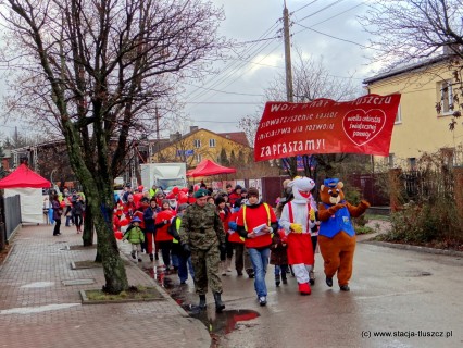 Finał WOŚP rozpoczął Baśniowy Marsz z Sercem. Każdy otrzymywał czerwony balon w kształcie serca napełniony helem. Uczestnicy marszu (niektórzy pomysłowo przebrani) śpiewali piosenki i dziarsko kroczyli ulicami Tłuszcz mimo siąpiącego deszczu i porywistego wiatru (fot. S. Sikorski)