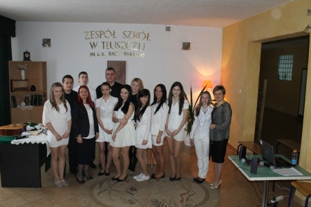 Wszyscy wykonawcy wraz z opiekunami: panią Ewą Sobolewską i Ewą Żmudzką (fot. ZS w Tłuszczu)