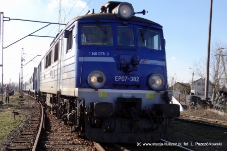 Wykolejona lokomotywa, fot. Lech Pszczółkowski