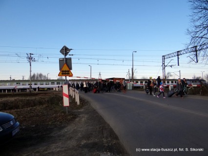 Podróżni z pociągu "Pojezierze" zostali poproszeni o przejście na stację PKP Tłuszcz, fot. Sławomir Sikorski