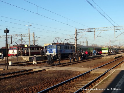 Podróżni z pociągu "Pojezierze" zostali poproszeni o przejście na stację PKP Tłuszcz, fot. Sławomir Sikorski