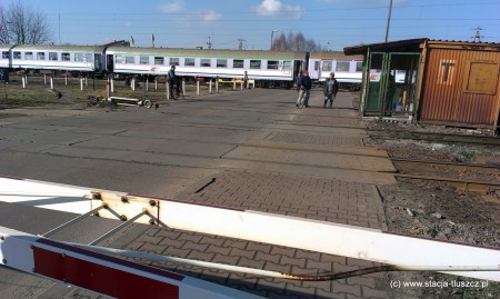 Wykolejony pociąg PKP Pojezierze w Tłuszczu