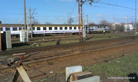 Wykolejony pociąg PKP Pojezierze w Tłuszczu