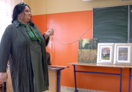 Pani Maria Mamczur – malarka i dziennikarka miała świetny kontakt z młodzieżą. Przywiozła ze sobą także kilka swych obrazów, opowiedziała o tym, jak tworzy, skąd czerpie natchnienie, jakie stosuje techniki malarskie, jakie towarzyszą jej emocje, gdzie wystawia swe prace
