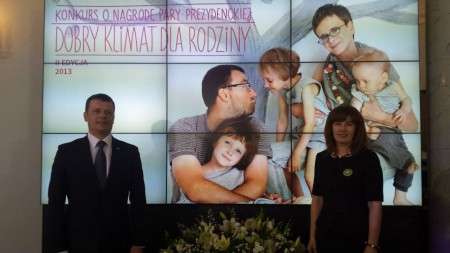 Burmistrz Paweł Bednarczyk i kierownik OPS Katarzyna Rostek nie kryli zadowolenia z tego, że działania na rzecz rodziny podejmowane w naszej gminie zostały dostrzeżone i docenione (fot. UM Tłuszcz)