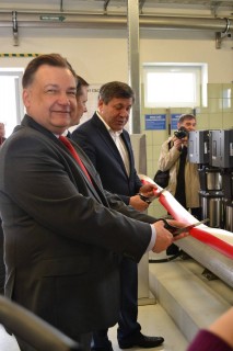 Wstęgę przecinają (od lewej) Marszałek Województwa Mazowieckiego Adam Struzik, Burmistrz Tłuszcza Paweł Bednarczyk i Wicepremier, Minister Gospodarki Janusz Piechociński (fot. UM Tłuszcz)