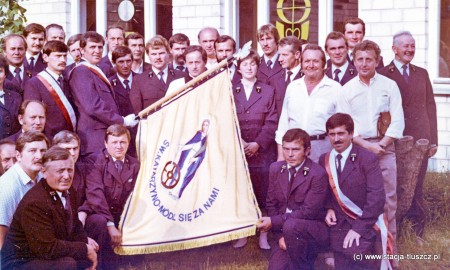 – W sprawie sztandaru wśród pracowników przeprowadziliśmy akcję informacyjną. Zbieraliśmy pieniądze po wypłatach do marca 1988 r., a następnie zleciliśmy wykonanie go pracowni sióstr zakonnych w Poznaniu. W dniu 29 lipca 1988 r. w Kościele Parafialnym w Tłuszczu sztandar został uroczyście wyświęcony przez śp. Biskupa Władysława Miziołka – wspomina Andrzej Przywoźny 