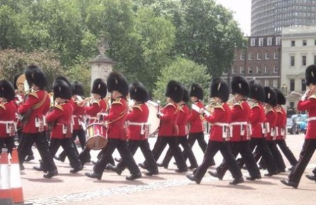 Zmiana warty przed Pałacem Buckingham