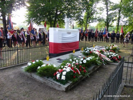 Uroczystość swoją obecnością uświetniły poczty sztandarowe i delegacje ze szkół