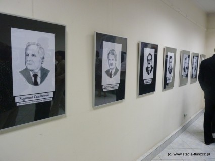 Ekspozycja autorstwa Agaty Jędrysiak w tłuszczańskim muzeum ukazująca portrety osób sprawujących władzę w Gminie Tłuszcz od czasów II wojny światowej do chwili obecnej