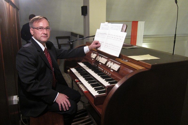 Dr Jarosław Wróblewski z Uniwersytetu Muzycznego Fryderyka Chopina w Warszawie przeprowadził zebranych przez różne epoki i style muzyczne  fot. MP