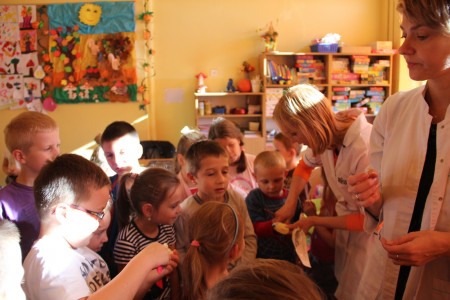 Nikt nawet nie ziewnął podczas wykładu pani doktor Doroty Anny Kwiek z gabinetu INTERDENT, kiedy mówiła o tym, jak się psuje ząb i jak o zęby dbać.