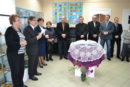 10 lutego na otwarciu wystawy zgromadzili się mieszkańcy, dyrektorzy i przedstawiciele szkół, instytucji, organizacji oraz lokalnych władz (fot. UM Tłuszcz)