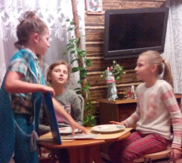 Warsztaty teatralne dla młodzieży są prowadzone w domu u Małgorzaty Bieleckiej. Za każdym razem po upływie 2 godzin uczestnicy są zaskoczeni, że to już koniec...