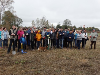 Mieszkańcy Jarzębiej Łąki wspólnymi siłami posadzili 300 drzewek jarzębinowych. W przyszłości ma tu być „Jarzębinowa Wioska”